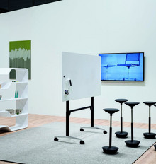 Whiteboard/Tisch vertikal schwenkbar und elektrisch höhenverstellbar Fabrikat Wilkhahn Modell Timetable Lift