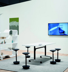 Whiteboard/Tisch vertikal schwenkbar und elektrisch höhenverstellbar Fabrikat Wilkhahn Modell Timetable Lift